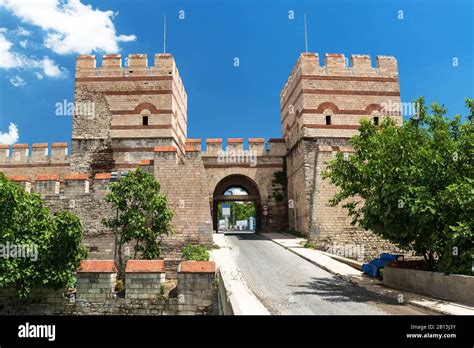 Famosas Murallas Antiguas De Constantinopla En Estambul Turqu A