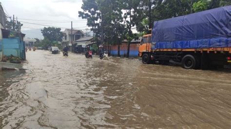 Dilanda Hujan Deras Dan Angin Kencang Sejumlah Jalan Di Kota Bandung