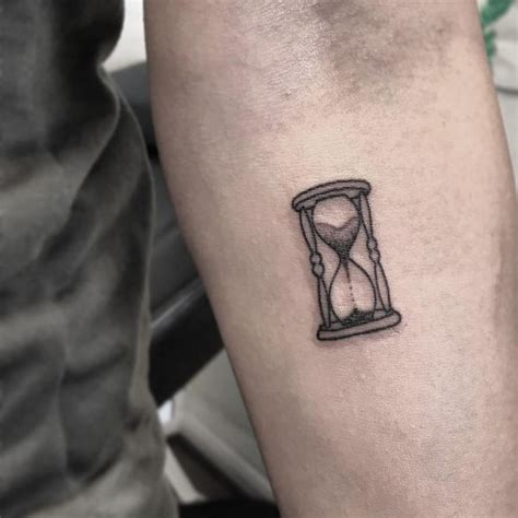 45 diseños de tatuaje de reloj de arena con simbolismo Tatuajeclub