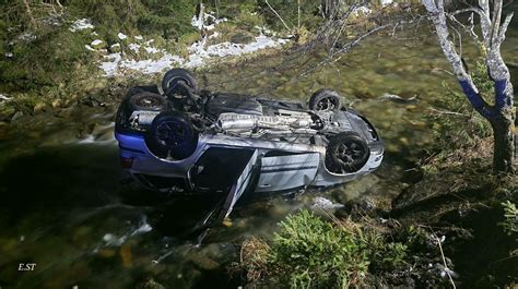 Auf Der Flattnitz Kollision Zweier Pkw Auto Landete Im Bach St Veit