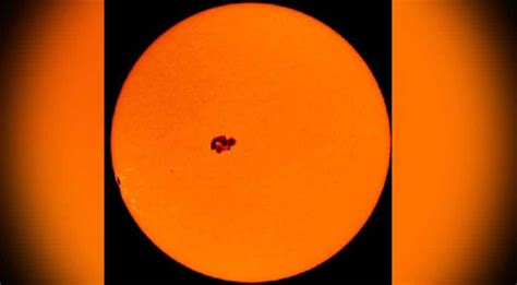 Giant Sunspot That Can Emit Strong Solar Flares Is Facing Earth Experts Raise Concern Science