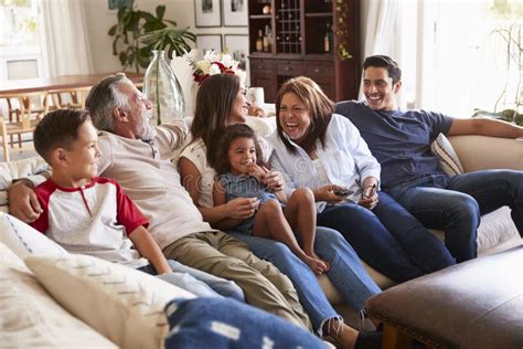 Famille Hispanique De Trois G N Rations Se Reposant Sur Le Sofa