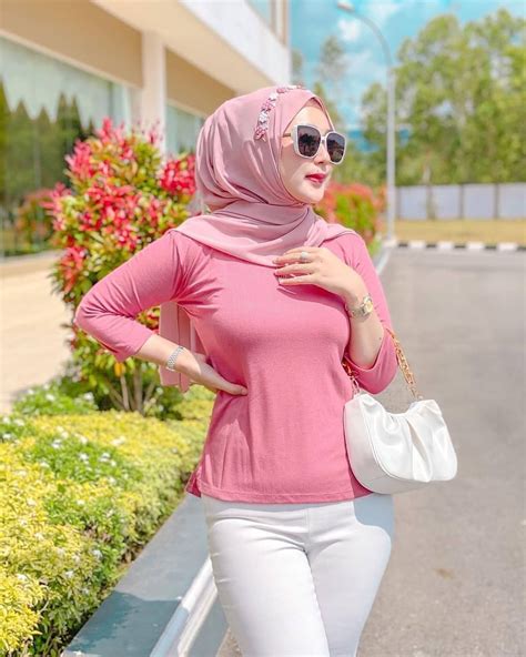 Model Cantik In 2021 Girl Hijab Hijab Chic Hijabi Girl