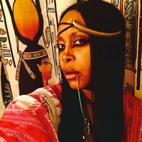 Erykah Badus Instagram Is All Of The True Beauty Inspo We Need