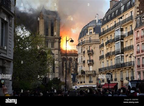 El Humo Y Las Llamas Se Levantan De La Catedral De Notre Dame El De