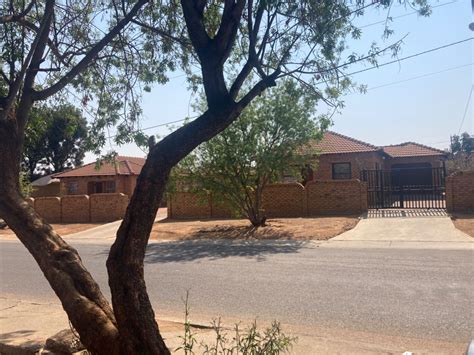 Mabopane Townhouse For Sale In Mabopane Pretoria For Sale In Gauteng