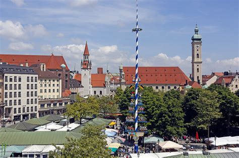 Blick über den Viktualienmarkt mit dem Bild kaufen 71141143