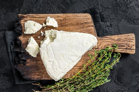 Queso Fresco De Cabra Blanda En Una Tabla De Despiece Con Tomillo