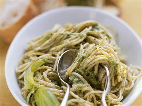 Spaghetti mit grünem Pesto Rezept EAT SMARTER