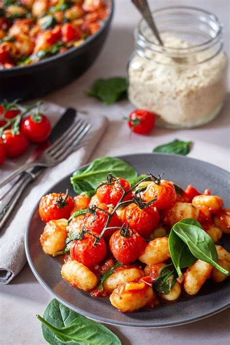 Tomaten Spinat Gnocchi Mit Cashew Walnuss Parmesan Simply Vegan