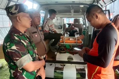 Tim Gabungan Polri TNI Dan Basarnas Evakuasi Korban Tenggelam Di