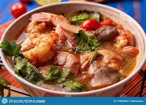 Tom Yam Kung Comida Tailandesa Picante Con Gambas Foto De Archivo