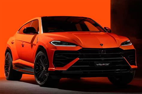 Lamborghini Lan A Vers O H Brida Recarreg Vel Em Tomadas Do Suv Urus