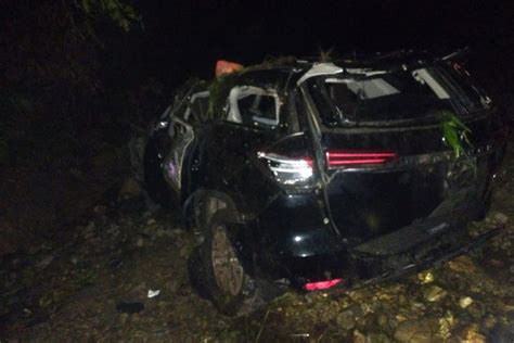 Foto Jalan Licin Toyota Fortuner Tergelincir Dan Terjun Ke Jurang