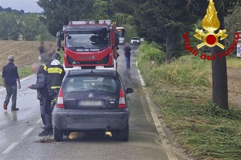 Maltempo Allagamenti E Auto Impantanata Nel Maceratese Notizie Ansa It