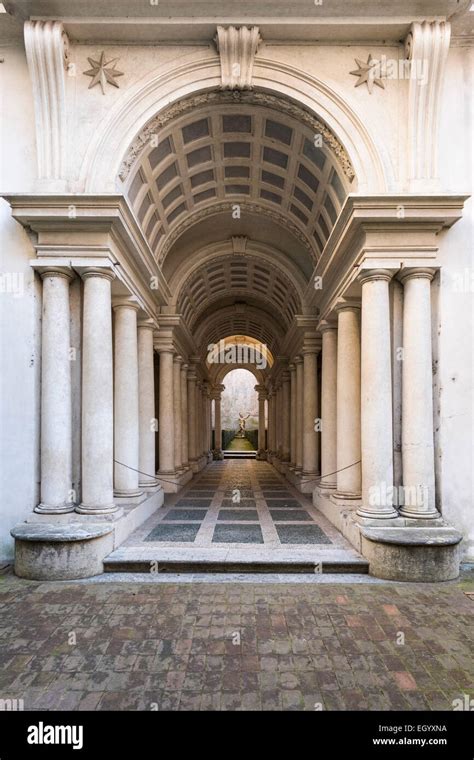 Galleria A Prospettiva Forzata Di Francesco Borromini A Palazzo Spada