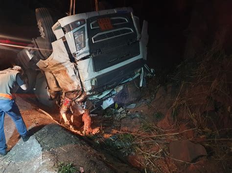 Carreta que levava combustível tomba na serra da Petrovina Geral