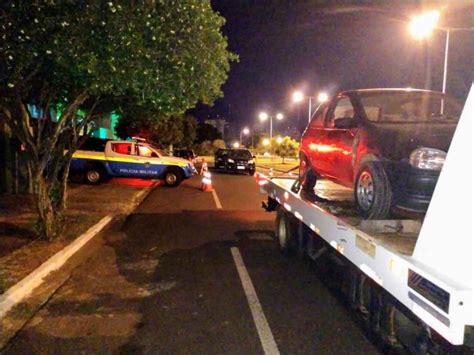 Motorista bêbado tenta fugir de blitz a pé mas volta para pegar