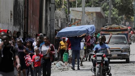 Blutiger Bandenkrieg In Haiti Einwohner Fliehen Aus Port Au Prince