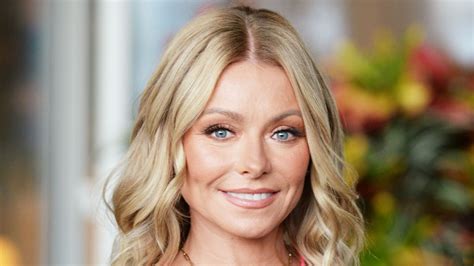 Kelly Ripa Wows In Skin Tight Green Swimsuit In Honor Of Philadelphia