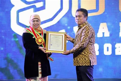 Di SMA Awards Jatim 2023 Gubernur Khofifah Dinobatkan Bunda Pendidikan