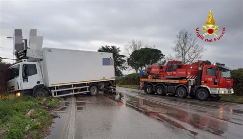 Autocarro Finisce Fuori Strada Vicino Al Casello Autostradale Di