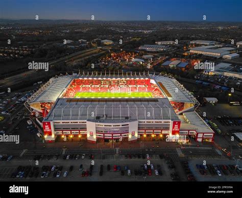 Stoke City football Club Bet 365 Stadium image aérienne prise à Dusk