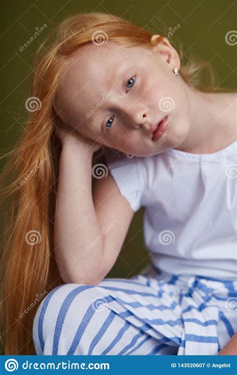 Jeune Fille Rousse Avec De Longs Beaux Cheveux Et Grands Yeux Bleus