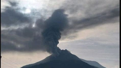 Malam Ini Gunung Lewotobi Kembali Meletus Hujan Pasir Dan Abu