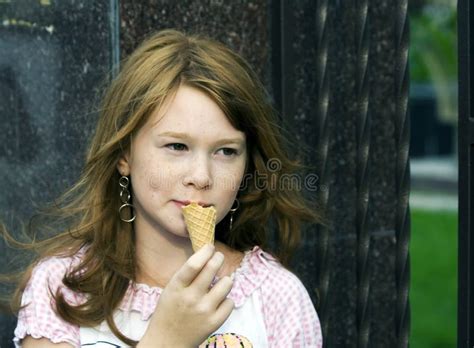 Gelado Para Freckled Vermelho Foto De Stock Imagem De Frio Menina