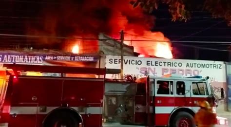 Voraz incendio arrasa con un taller mecánico sobre Símbolos Patrios 19