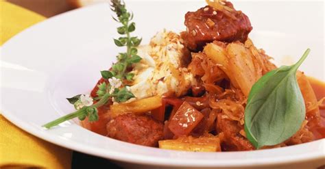 Gulasch Mit Sauerkraut Und Mediterranen Kr Utern Szegediner Rezept