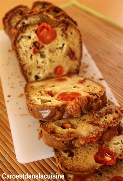 Cake salé aux tomates cerises et fromage frais Caro est dans la cuisine