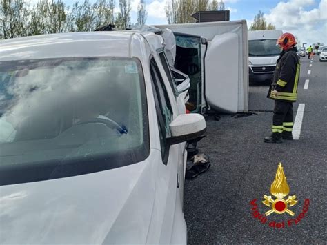 Tamponamento Tra Un Autocarro E Un Autovettura In Superstrada Quattro