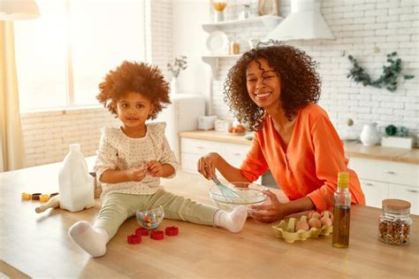 Femme Afro Am Ricaine Avec Sa Petite Fille Aux Cheveux Boucl S Et