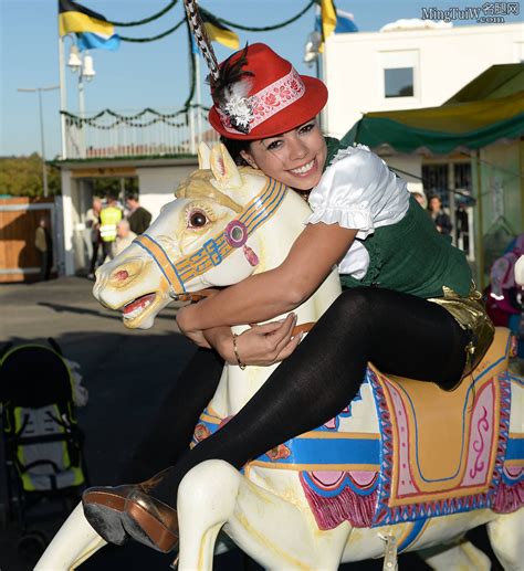 巴西女演员Fernanda Brandao穿短裤厚丝袜显大长腿（11/16） - 图片 - 名腿网