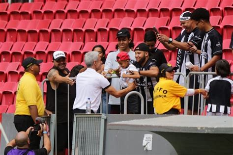 Torcida Do Botafogo Chega Ao Man Garrincha Para Jogo O Boavista