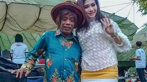 Sosok Pramugari Cantik Istri Pak Tarno Batang Hidungnya Tak Kelihatan