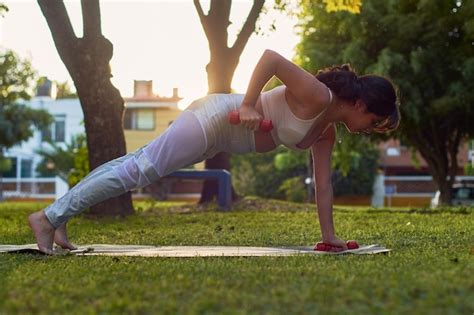 Exerc Cios De Jovem Latina Halteres No Parkxa Foto Premium
