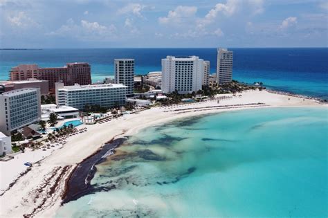 Mexican Navy Deployed To Clear Sargassum Seaweed From Cancun Beaches - Cancun Sun