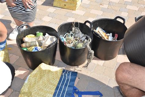 Medio Centenar De Voluntarios Retiran 20 Kilos De Basura Marina De La