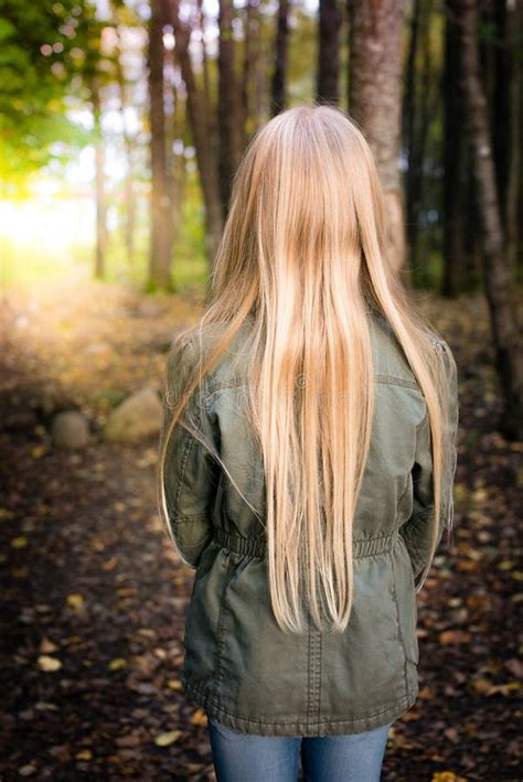 Flicka Med Långt Blont Hår Bakifrån Utanför I Skogen Fotografering för