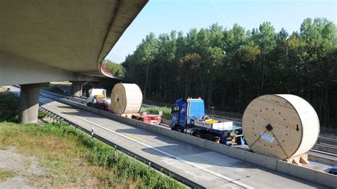 Autobahn Schwertransporter Steckt Unter Br Cke Fest Der Spiegel