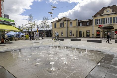 La fontaine à jets deau gicle à nouveau à la gare de Delémont