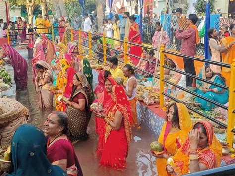 Chhath Puja 2022 अस्त होते सूर्यदेव को अर्घ्य देकर मांगी जीवन में संपन्नता छठी मईया से कहा