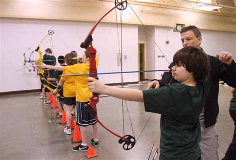 Archery class at Ryan Middle School teachers students to shoot ...