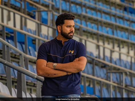 Mi Players Coaching Staff Pay Tribute To Grown Leader Rohit Sharmas