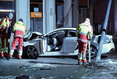 Verfolgungsjagd Endet Mit Crash Pkw Kracht Gegen Hauswand