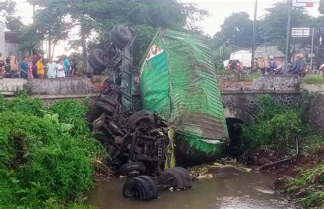 Hindari Pemotor Truk Kontainer Terjun Ke Sungai