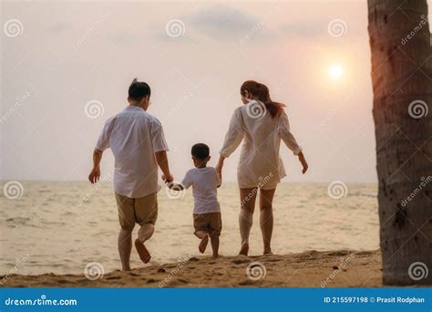 En Asiatisk Familj Med Fäder Mor Och Son Går Längs En Strand Vid